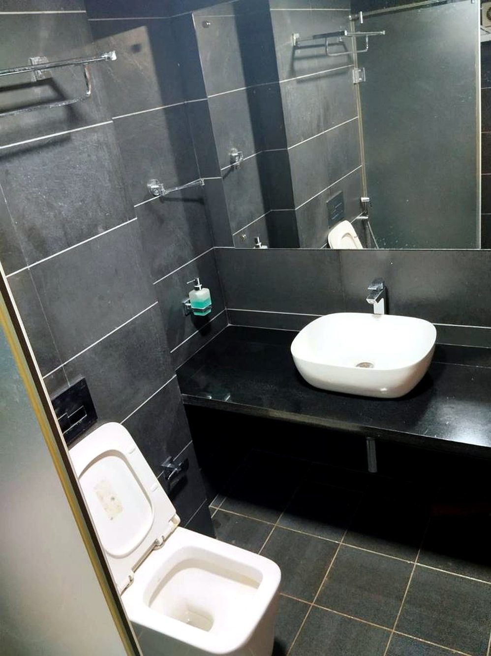 Modern ensuite bathroom with vessel sink