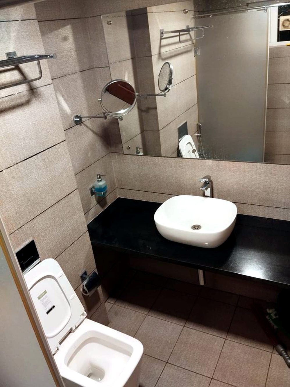 Ensuite bathroom with vessel sink